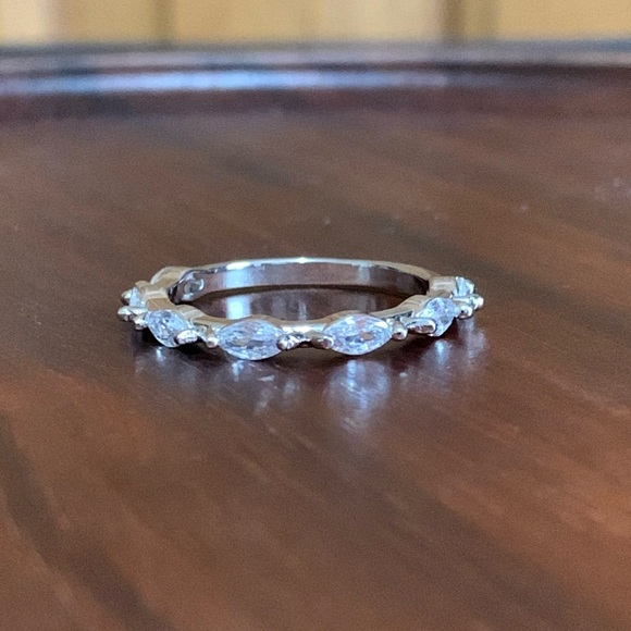 Jewelry - Silver tone rhinestone ring size 8